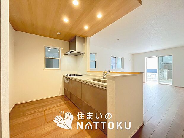 現地写真(キッチン)
収納たっぷりのシステムキッチン、浄水器付水栓を標準装備しています。