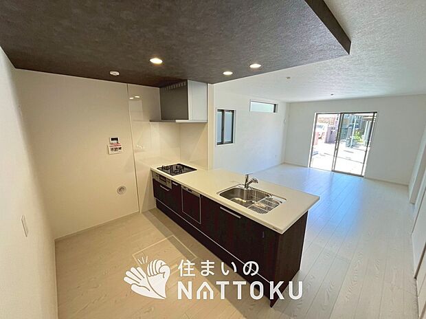 現地写真(キッチン)
収納たっぷりのシステムキッチン、浄水器付水栓を標準装備しています。