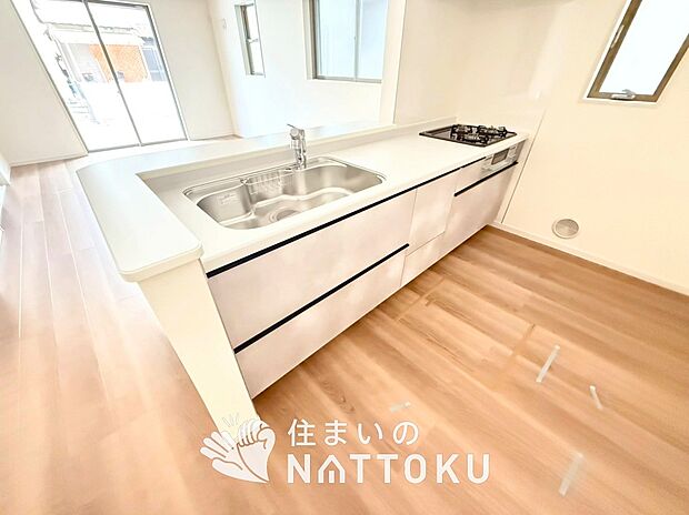 現地写真(キッチン)
収納たっぷりのシステムキッチン、浄水器付水栓を標準装備しています。