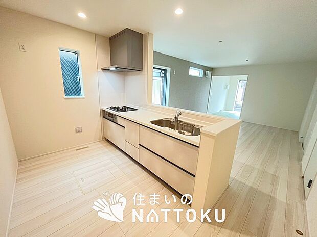 現地写真（キッチン）
収納たっぷりのシステムキッチン、浄水器付水栓を標準装備しています。
