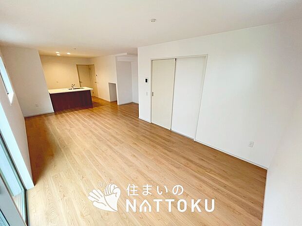 現地写真（リビング）
フローリング材には、木目、色調など木材特有の風合いがあり、ナチュラルな美しさになっています。
