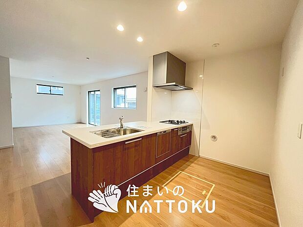 現地写真（キッチン）
収納たっぷりのシステムキッチン、浄水器付水栓を標準装備しています。
