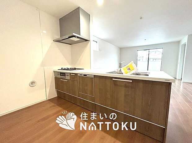 現地写真(キッチン)
収納たっぷりのシステムキッチン、浄水器付水栓を標準装備しています。
