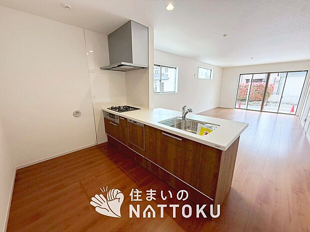 現地写真（キッチン）
収納たっぷりのシステムキッチン、浄水器付水栓を標準装備しています。
