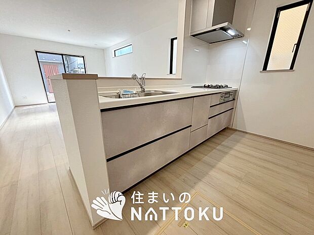現地写真(キッチン)
収納たっぷりのシステムキッチン、浄水器付水栓を標準装備しています。