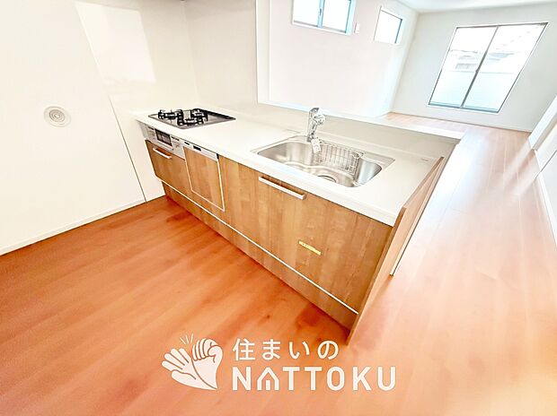 現地写真(キッチン)
収納たっぷりのシステムキッチン、浄水器付水栓を標準装備しています。