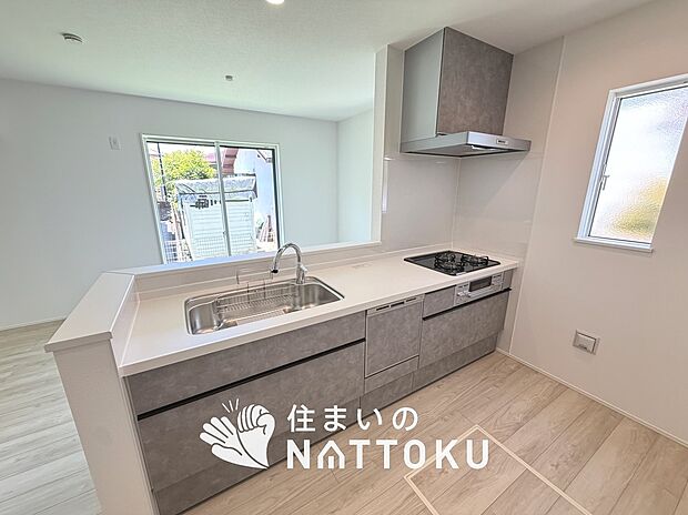 現地写真(キッチン)
収納たっぷりのシステムキッチン、浄水器付水栓を標準装備しています。