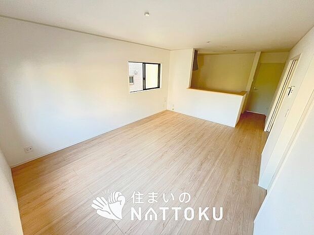 現地写真(リビング)
フローリング材には、木目、色調など木材特有の風合いがあり、ナチュラルな美しさになっています。