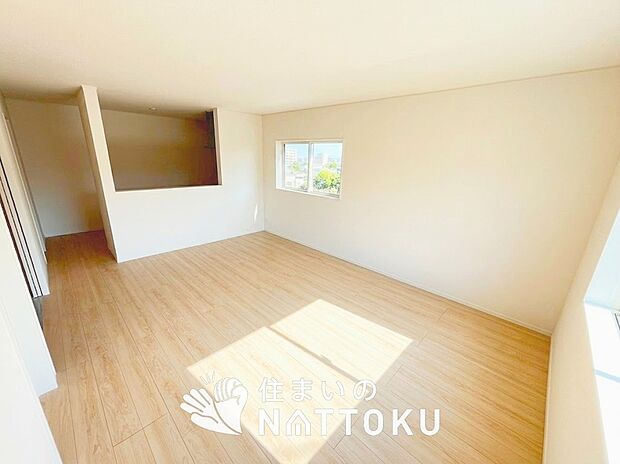 現地写真（リビング）
フローリング材には、木目、色調など木材特有の風合いがあり、ナチュラルな美しさになっています。
