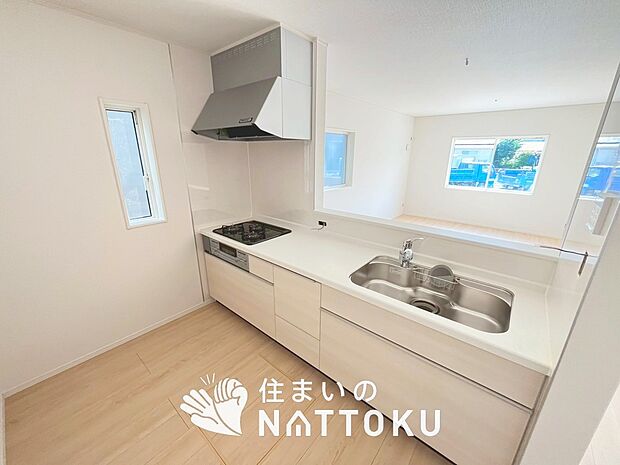 現地写真(キッチン)
収納たっぷりのシステムキッチン、浄水器付水栓を標準装備しています。
