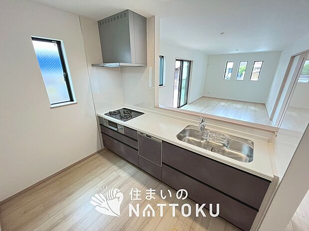 現地写真(キッチン)
収納たっぷりのシステムキッチン、浄水器付水栓を標準装備しています。