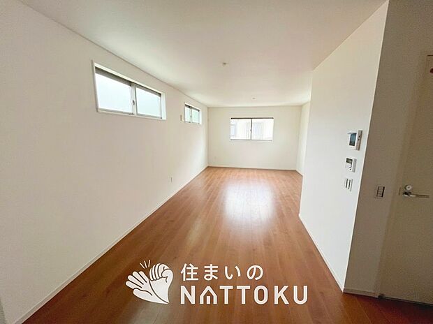 現地写真(リビング)
フローリング材には、木目、色調など木材特有の風合いがあり、ナチュラルな美しさになっています。