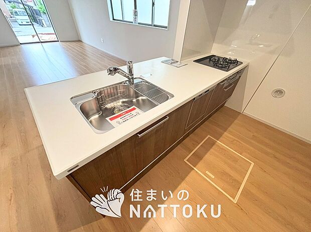 現地写真(キッチン)
収納たっぷりのシステムキッチン、浄水器付水栓を標準装備しています。