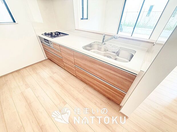 現地写真（キッチン）
収納たっぷりのシステムキッチン、浄水器付水栓を標準装備しています。

