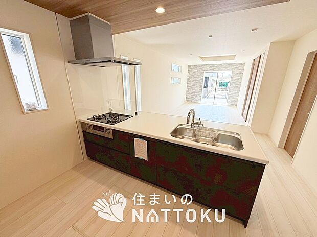 現地写真(キッチン)
収納たっぷりのシステムキッチン、浄水器付水栓を標準装備しています。
