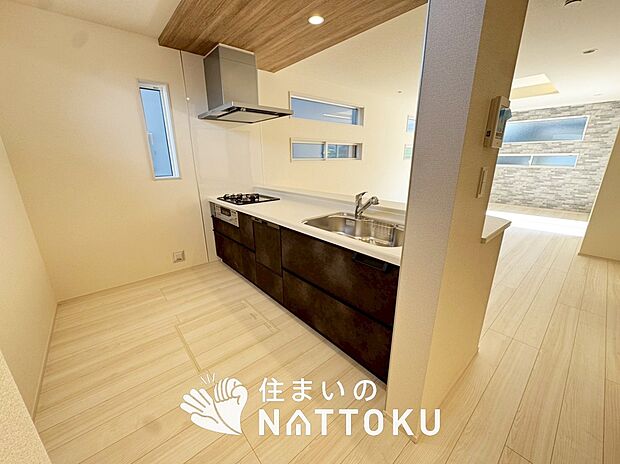 現地写真（キッチン）
収納たっぷりのシステムキッチン、浄水器付水栓を標準装備しています。
