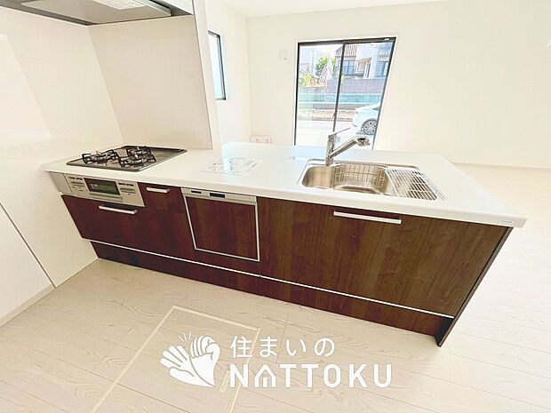 現地写真(キッチン)
収納たっぷりのシステムキッチン、浄水器付水栓を標準装備しています。