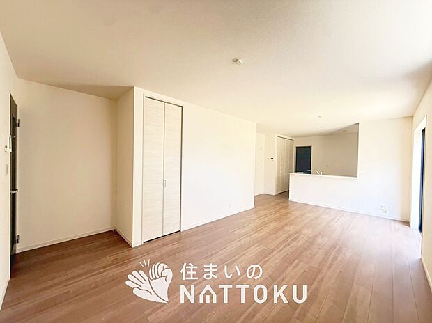 現地写真（リビング）
フローリング材には、木目、色調など木材特有の風合いがあり、ナチュラルな美しさになっています。
