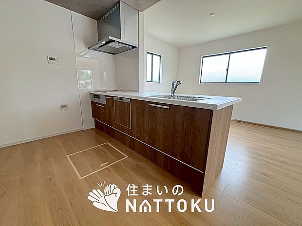 現地写真（キッチン）
収納たっぷりのシステムキッチン、浄水器付水栓を標準装備しています。
