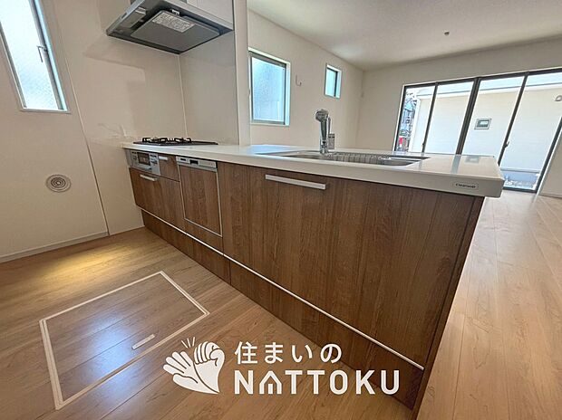 現地写真（キッチン）
収納たっぷりのシステムキッチン、浄水器付水栓を標準装備しています。

