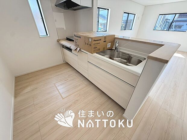 現地写真（キッチン）
収納たっぷりのシステムキッチン、浄水器付水栓を標準装備しています。
