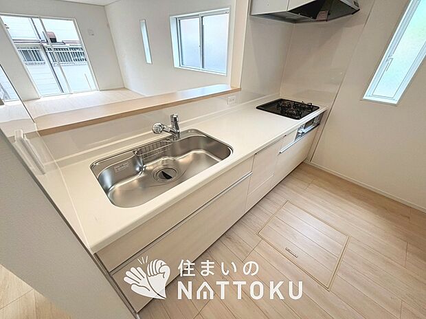 現地写真（キッチン）
収納たっぷりのシステムキッチン、浄水器付水栓を標準装備しています。
