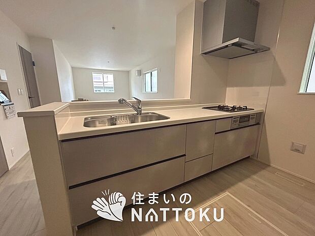 現地写真（キッチン）
収納たっぷりのシステムキッチン、浄水器付水栓を標準装備しています。

