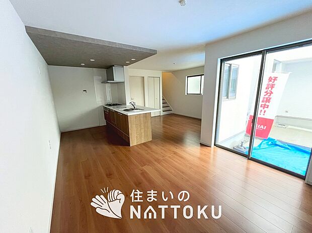 現地写真（リビング）
フローリング材には、木目、色調など木材特有の風合いがあり、ナチュラルな美しさになっています。
