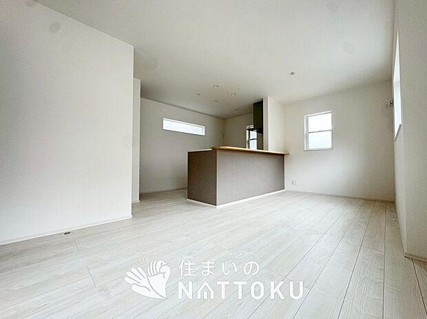 現地写真（リビング）
フローリング材には、木目、色調など木材特有の風合いがあり、ナチュラルな美しさになっています。
