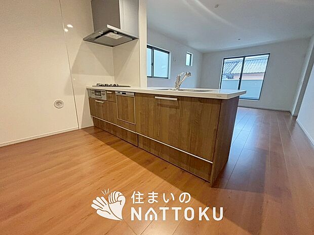 現地写真（キッチン）
収納たっぷりのシステムキッチン、浄水器付水栓を標準装備しています。
