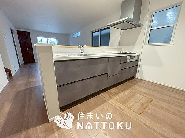 現地写真(キッチン)
収納たっぷりのシステムキッチン、浄水器付水栓を標準装備しています。