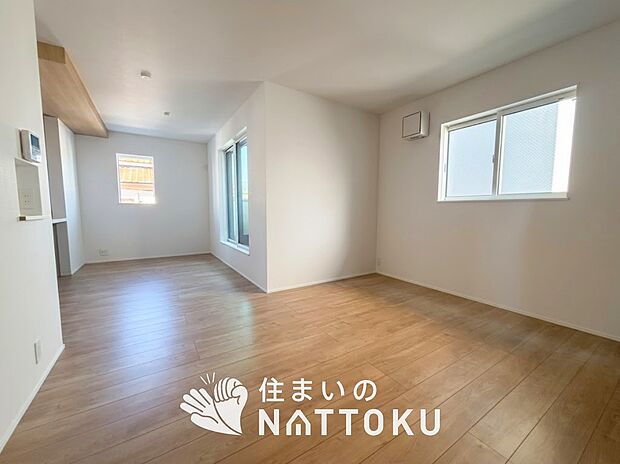 現地写真（リビング）
フローリング材には、木目、色調など木材特有の風合いがあり、ナチュラルな美しさになっています。
