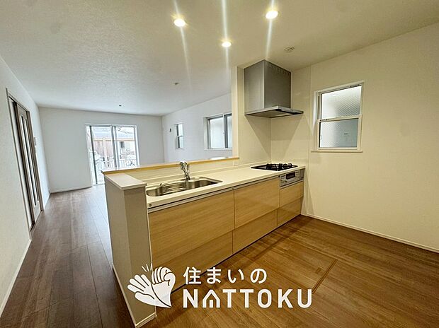 現地写真(キッチン)
収納たっぷりのシステムキッチン、浄水器付水栓を標準装備しています。
