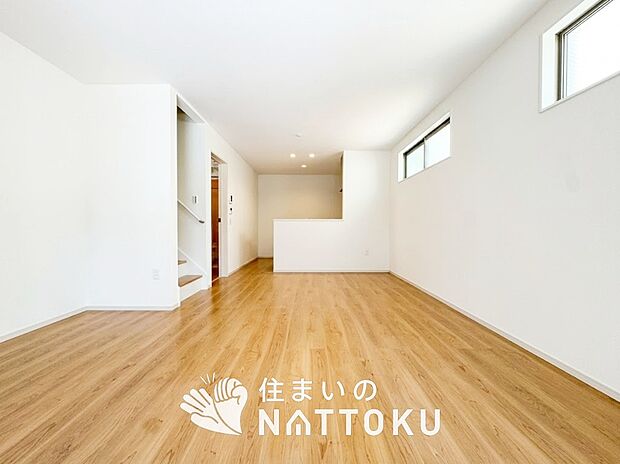 現地写真(リビング)
フローリング材には、木目、色調など木材特有の風合いがあり、ナチュラルな美しさになっています。