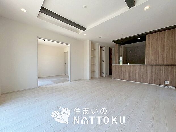 現地写真(リビング)
フローリング材には、木目、色調など木材特有の風合いがあり、ナチュラルな美しさになっています。