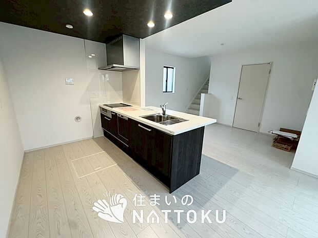 現地写真(キッチン)
収納たっぷりのシステムキッチン、浄水器付水栓を標準装備しています。