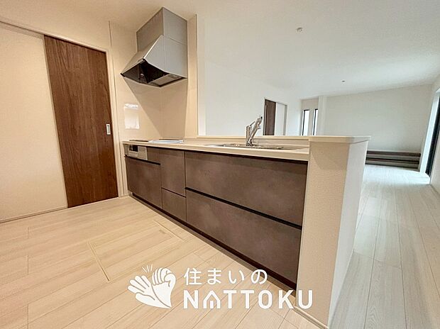 現地写真(キッチン)
収納たっぷりのシステムキッチン、浄水器付水栓を標準装備しています。