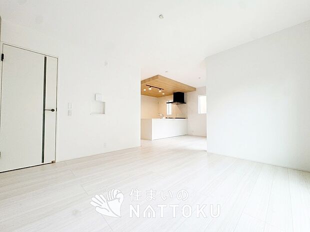 現地写真(リビング)
フローリング材には、木目、色調など木材特有の風合いがあり、ナチュラルな美しさになっています。