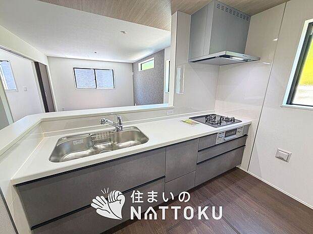 現地写真(キッチン)
収納たっぷりのシステムキッチン、浄水器付水栓を標準装備しています。