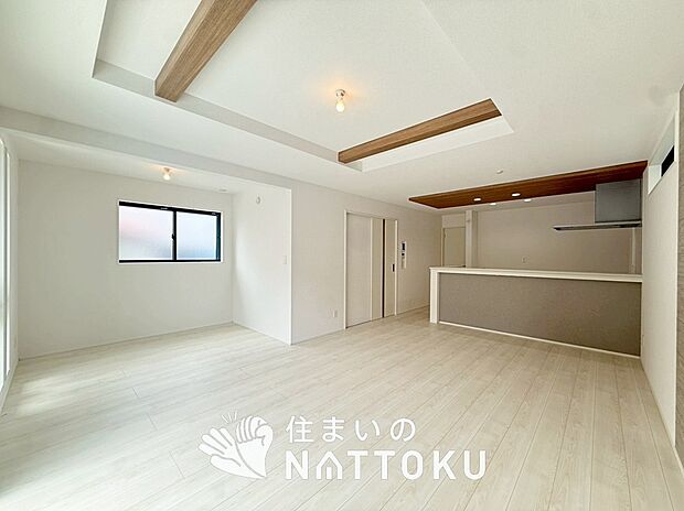 現地写真（リビング）
フローリング材には、木目、色調など木材特有の風合いがあり、ナチュラルな美しさになっています。
