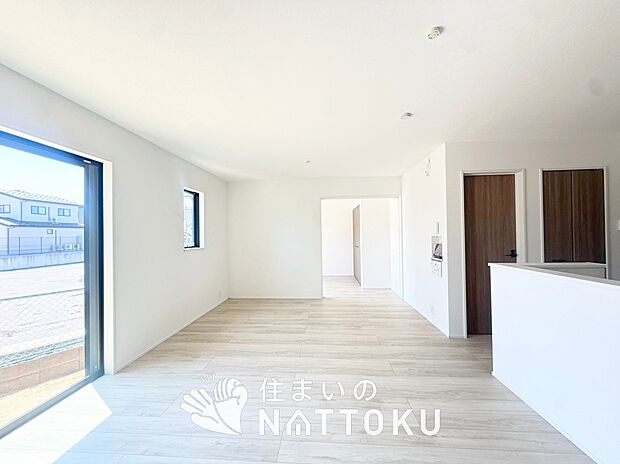 現地写真(リビング)
フローリング材には、木目、色調など木材特有の風合いがあり、ナチュラルな美しさになっています。