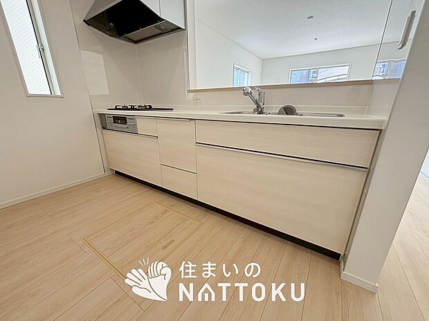 現地写真(キッチン)
収納たっぷりのシステムキッチン、浄水器付水栓を標準装備しています。