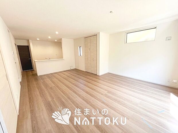 現地写真(リビング)
フローリング材には、木目、色調など木材特有の風合いがあり、ナチュラルな美しさになっています。