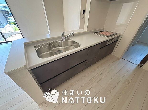 現地写真(キッチン)
収納たっぷりのシステムキッチン、浄水器付水栓を標準装備しています。