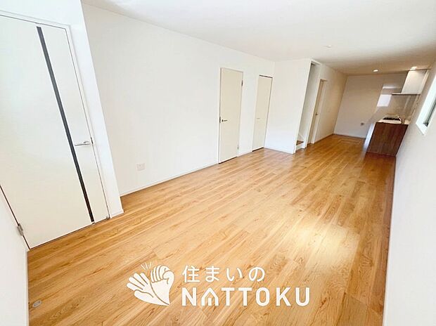 現地写真(リビング)
フローリング材には、木目、色調など木材特有の風合いがあり、ナチュラルな美しさになっています。