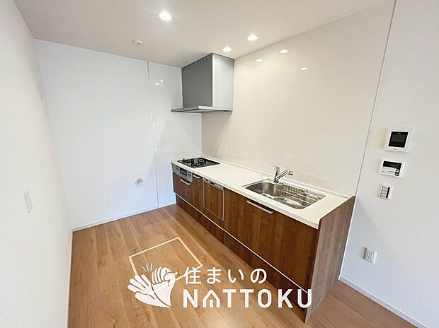 現地写真(キッチン)
収納たっぷりのシステムキッチン、浄水器付水栓を標準装備しています。