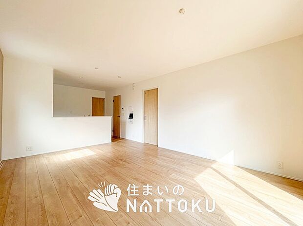 現地写真(リビング)
フローリング材には、木目、色調など木材特有の風合いがあり、ナチュラルな美しさになっています。