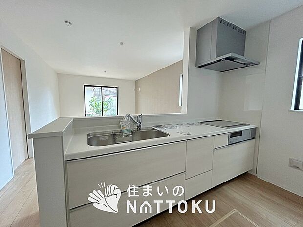 現地写真(キッチン)
収納たっぷりのシステムキッチン、浄水器付水栓を標準装備しています。