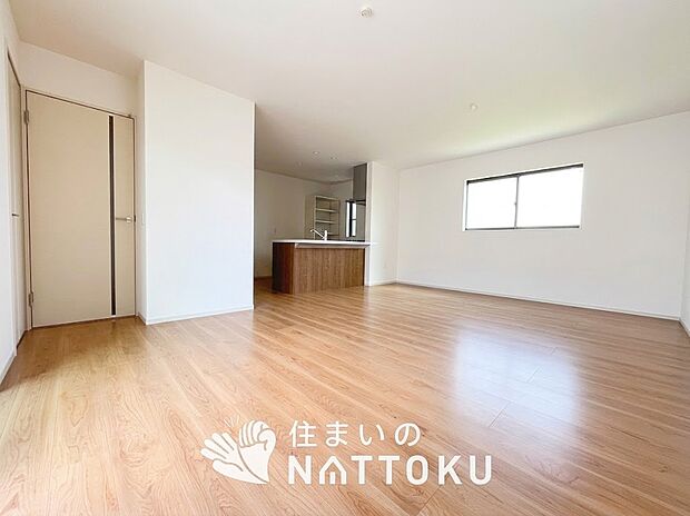 現地写真(リビング)
フローリング材には、木目、色調など木材特有の風合いがあり、ナチュラルな美しさになっています。