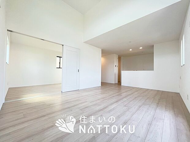 現地写真(リビング)
フローリング材には、木目、色調など木材特有の風合いがあり、ナチュラルな美しさになっています。